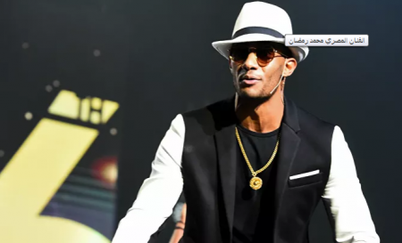 محمد رمضان ينشر صورة باللون الأحمر